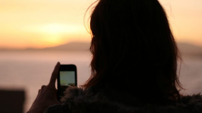 girl-smartphone-pixabay